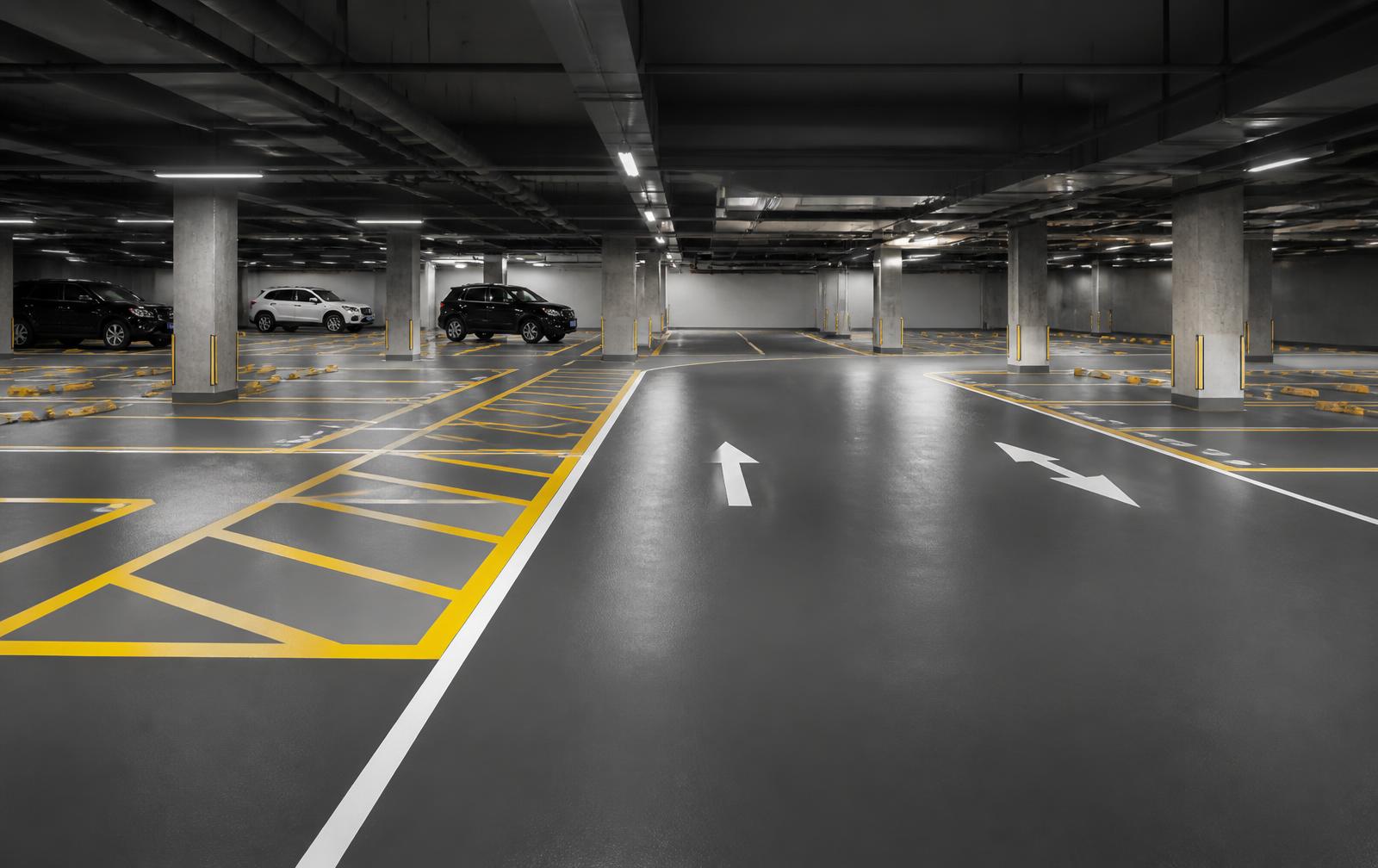 Lantai epoxy dan marka di area parkir